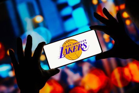 Foto de 9 de septiembre de 2023, Brasil. En esta ilustración fotográfica, el logotipo de Los Angeles Lakers se muestra en una pantalla de teléfono inteligente. Es un equipo de baloncesto de la NBA con sede en Los Ángeles, California. - Imagen libre de derechos