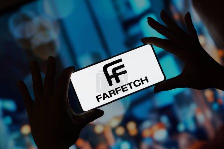 Foto de 11 de septiembre de 2023, Brasil. En esta ilustración fotográfica, el logotipo de Farfetch se muestra en la pantalla de un teléfono inteligente - Imagen libre de derechos
