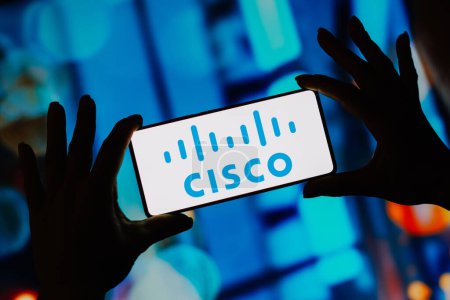 Foto de 12 de septiembre de 2023, Brasil. En esta ilustración fotográfica, el logotipo de Cisco Systems se muestra en la pantalla de un teléfono inteligente - Imagen libre de derechos