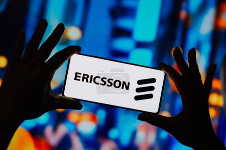 Foto de 12 de septiembre de 2023, Brasil. En esta ilustración fotográfica, el logotipo de Ericsson se muestra en la pantalla de un teléfono inteligente - Imagen libre de derechos