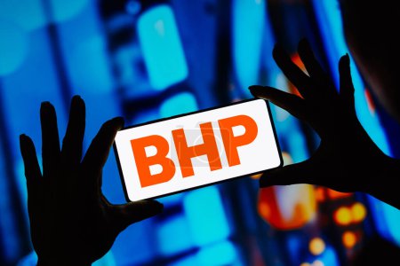 Foto de 13 de septiembre de 2023, Brasil. En esta ilustración fotográfica, el logotipo de BHP Billiton se muestra en la pantalla de un teléfono inteligente - Imagen libre de derechos