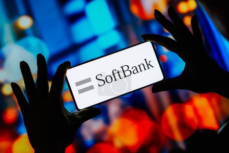 Foto de 15 de septiembre de 2023, Brasil. En esta ilustración fotográfica, el logotipo de SoftBank se muestra en la pantalla de un teléfono inteligente - Imagen libre de derechos