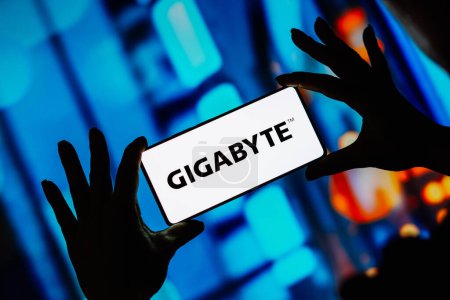 Foto de 15 de septiembre de 2023, Brasil. En esta ilustración fotográfica, el logotipo de Gigabyte Technology se muestra en la pantalla de un teléfono inteligente - Imagen libre de derechos