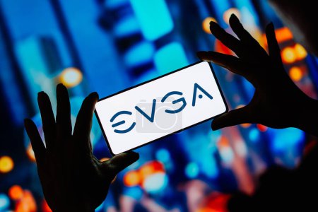 Foto de 15 de septiembre de 2023, Brasil. En esta ilustración fotográfica, el logotipo de EVGA Corporation se muestra en la pantalla de un teléfono inteligente - Imagen libre de derechos