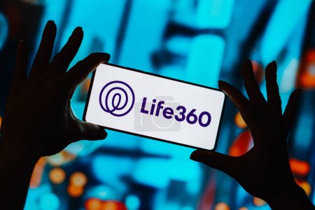 Téléchargez les photos : 18 septembre 2023, Brésil. Dans cette illustration photo, le logo Life360 est affiché sur un écran de smartphone - en image libre de droit
