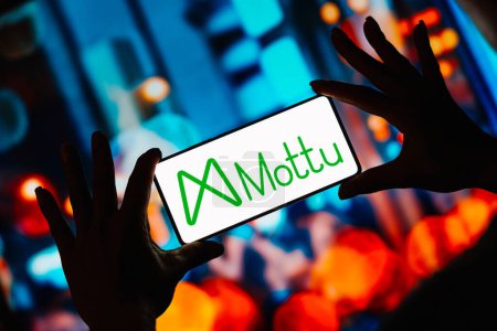 Foto de 19 de septiembre de 2023, Brasil. En esta ilustración fotográfica, el logotipo de Mottu se muestra en la pantalla de un teléfono inteligente - Imagen libre de derechos