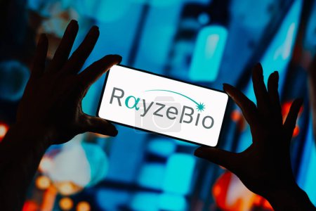 Foto de 19 de septiembre de 2023, Brasil. En esta ilustración fotográfica, el logotipo de RayzeBio se muestra en la pantalla de un teléfono inteligente - Imagen libre de derechos