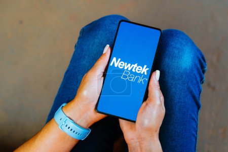 Foto de 20 de septiembre de 2023, Brasil. En esta ilustración fotográfica, el logotipo de Newtek Bank se muestra en la pantalla de un teléfono inteligente - Imagen libre de derechos