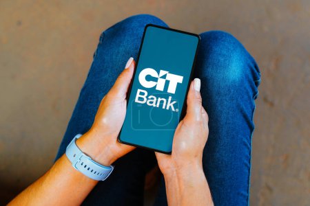 Foto de 20 de septiembre de 2023, Brasil. En esta ilustración fotográfica, el logotipo de CIT Bank se muestra en la pantalla de un teléfono inteligente - Imagen libre de derechos