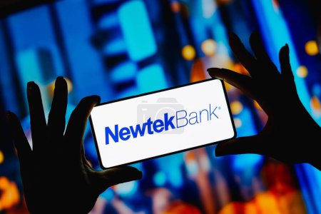 Foto de 20 de septiembre de 2023, Brasil. En esta ilustración fotográfica, el logotipo de Newtek Bank se muestra en la pantalla de un teléfono inteligente - Imagen libre de derechos