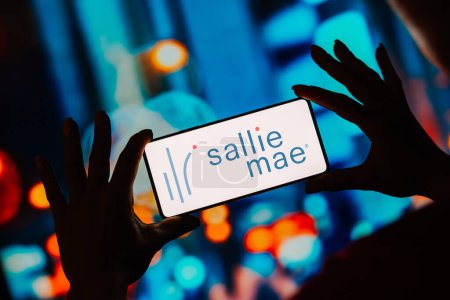Foto de 22 de septiembre de 2023, Brasil. En esta ilustración fotográfica, el logotipo de Sallie Mae (SLM) se muestra en la pantalla de un teléfono inteligente - Imagen libre de derechos