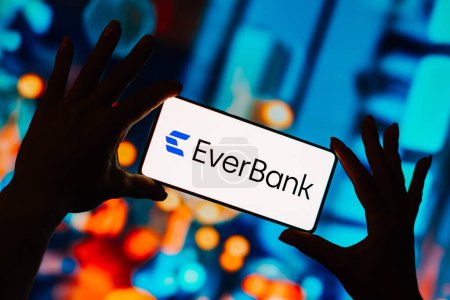 Foto de 22 de septiembre de 2023, Brasil. En esta ilustración fotográfica, el logotipo de Ever Bank se muestra en la pantalla de un teléfono inteligente - Imagen libre de derechos