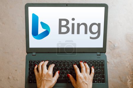 Foto de 26 de septiembre de 2023, Brasil. En esta ilustración fotográfica, el logotipo de Microsoft Bing se muestra en una pantalla del portátil - Imagen libre de derechos