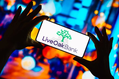 Foto de 26 de septiembre de 2023, Brasil. En esta ilustración fotográfica, el logotipo de Live Oak Bank se muestra en la pantalla de un teléfono inteligente - Imagen libre de derechos