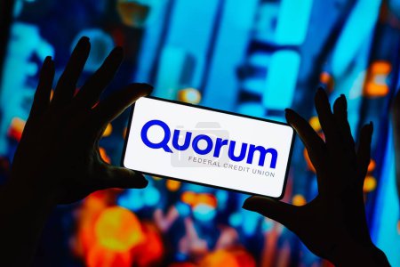Foto de 26 de septiembre de 2023, Brasil. En esta ilustración fotográfica, el logotipo de Quorum Federal Credit Union se muestra en la pantalla de un teléfono inteligente - Imagen libre de derechos