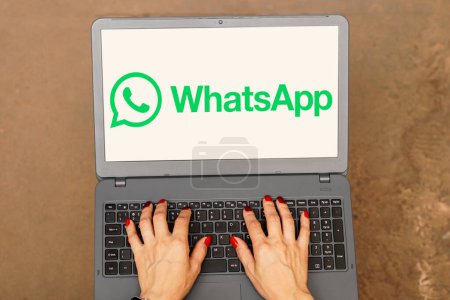 Téléchargez les photos : 30 septembre 2023, Brésil. Dans cette illustration photo, le logo WhatsApp est affiché sur un écran d'ordinateur portable - en image libre de droit