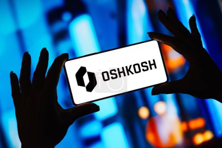 Téléchargez les photos : 5 octobre 2023, Brésil. Dans cette illustration photo, le logo d'Oshkosh Corporation est affiché sur un écran de smartphone - en image libre de droit