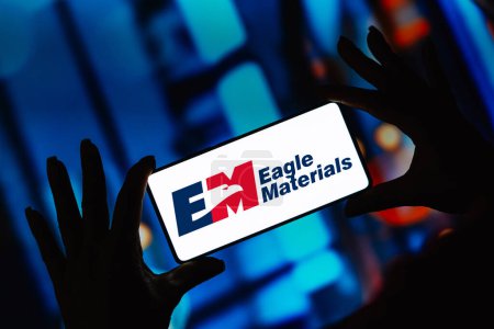 Foto de 5 de octubre de 2023, Brasil. En esta ilustración fotográfica, el logotipo de Eagle Materials se muestra en la pantalla de un teléfono inteligente - Imagen libre de derechos