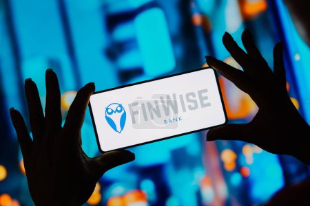Foto de 7 de octubre de 2023, Brasil. En esta ilustración fotográfica, el logotipo de FinWise Bank se muestra en la pantalla de un teléfono inteligente - Imagen libre de derechos