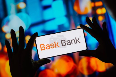 Foto de 7 de octubre de 2023, Brasil. En esta ilustración fotográfica, el logotipo de Bask Bank se muestra en la pantalla de un teléfono inteligente - Imagen libre de derechos