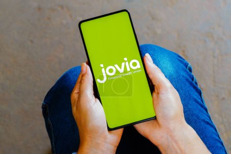 Foto de 10 de octubre de 2023, Brasil. En esta ilustración fotográfica, el logotipo de Jovia Credit Union se muestra en la pantalla de un teléfono inteligente - Imagen libre de derechos