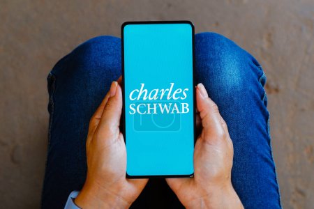 Foto de 10 de octubre de 2023, Brasil. En esta ilustración fotográfica, el logotipo de Charles Schwab se muestra en la pantalla de un teléfono inteligente - Imagen libre de derechos
