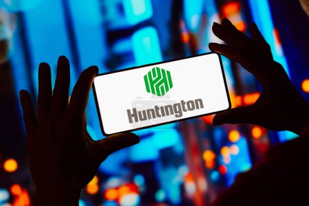 Foto de 10 de octubre de 2023, Brasil. En esta ilustración fotográfica, el logotipo del Huntington Bank se muestra en la pantalla de un teléfono inteligente - Imagen libre de derechos
