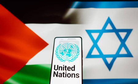 Foto de 12 de octubre de 2023, Brasil. En esta ilustración fotográfica, el logotipo de las Naciones Unidas (ONU) se muestra en la pantalla de un teléfono inteligente y en el fondo las banderas de Israel y Palestina - Imagen libre de derechos