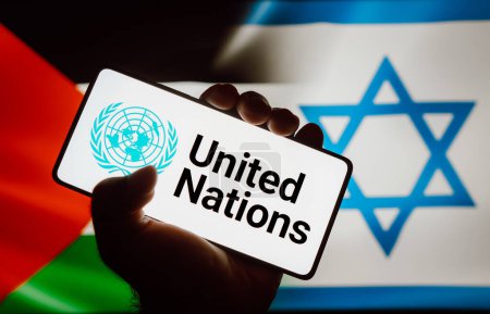 Téléchargez les photos : 12 octobre 2023, Brésil. Dans cette illustration photo, le logo des Nations Unies est affiché sur un écran de smartphone et en arrière-plan les drapeaux d'Israël et de Palestine - en image libre de droit