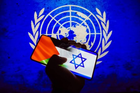 Foto de 12 de octubre de 2023, Brasil. En esta foto ilustración, la bandera de Israel y Palestina se muestra en una pantalla de teléfono inteligente y en el fondo la bandera de las Naciones Unidas (ONU) - Imagen libre de derechos