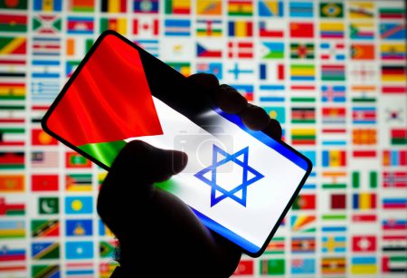 Foto de 12 de octubre de 2023, Brasil. En esta ilustración fotográfica, la bandera de Israel y Palestina se muestra en una pantalla de teléfono inteligente y en el fondo las banderas de varios países - Imagen libre de derechos