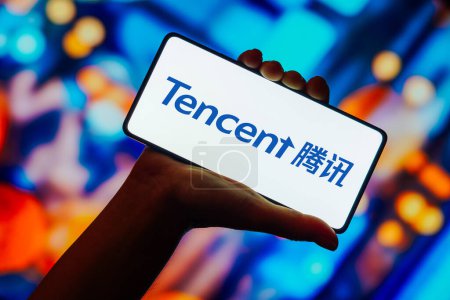 Foto de 23 de octubre de 2023, Brasil. En esta ilustración fotográfica, el logotipo de Tencent se muestra en la pantalla de un teléfono inteligente - Imagen libre de derechos