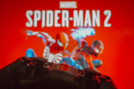 Téléchargez les photos : 1er novembre 2023, Brésil. Dans cette illustration photo, le jeu de logo Spider-Man 2 de Marvel est affiché sur un écran d'ordinateur, à côté d'une manette de jeu. - en image libre de droit