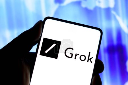 Foto de 6 de noviembre de 2023, Brasil. En esta ilustración fotográfica, el logotipo de Grok se muestra en la pantalla de un teléfono inteligente. Grok es un chatbot de inteligencia artificial asociado a la red social X, creado por Elon Musk - Imagen libre de derechos