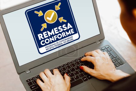 Téléchargez les photos : 7 novembre 2023, Brésil. Dans cette illustration photo, le logo Remessa Conforme est affiché sur un écran d'ordinateur portable. - en image libre de droit