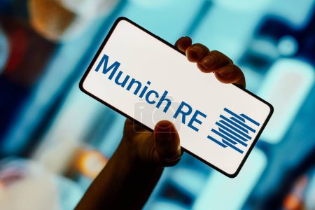 Foto de 8 de noviembre de 2023, Brasil. En esta ilustración fotográfica, el logotipo de Munich Re se muestra en la pantalla de un teléfono inteligente - Imagen libre de derechos
