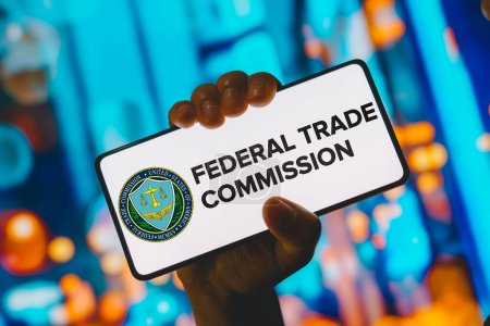 Téléchargez les photos : 8 novembre 2023, Brésil. Dans cette illustration photo, le logo de la Federal Trade Commission (FTC) est affiché sur un écran de smartphone. - en image libre de droit