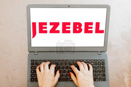 Téléchargez les photos : 9 novembre 2023, Brésil. Dans cette illustration photo, le logo Jezebel est affiché sur un écran d'ordinateur portable - en image libre de droit