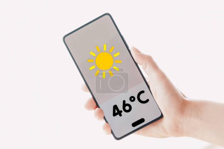 Foto de 16 de noviembre de 2023, Brasil. En esta ilustración fotográfica, el termómetro que muestra 46C de calor se muestra en la pantalla de un teléfono inteligente. - Imagen libre de derechos