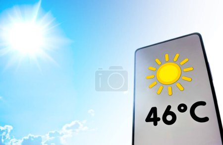 Téléchargez les photos : 16 novembre 2023, Brésil. Dans cette illustration photo, le thermomètre montrant 46C de chaleur est affiché sur un écran de smartphone. - en image libre de droit