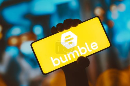 Foto de 21 de noviembre de 2023, Brasil. En esta ilustración fotográfica, el logotipo de Bumble se muestra en la pantalla de un teléfono inteligente - Imagen libre de derechos