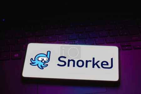 Foto de 27 de noviembre de 2023, Brasil. En esta ilustración fotográfica, el logotipo de Snorkel AI se muestra en la pantalla de un teléfono inteligente - Imagen libre de derechos