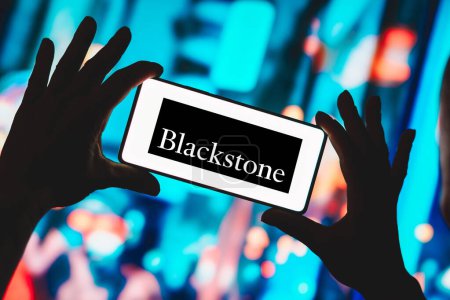 Foto de 29 de noviembre de 2023, Brasil. En esta ilustración fotográfica, el logotipo de Blackstone se muestra en la pantalla de un teléfono inteligente - Imagen libre de derechos