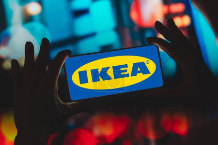 Foto de 29 de noviembre de 2023, Brasil. En esta ilustración fotográfica, el logotipo de IKEA se muestra en la pantalla de un teléfono inteligente - Imagen libre de derechos