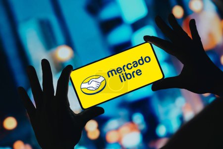 Téléchargez les photos : 29 novembre 2023, Brésil. Dans cette illustration photo, le logo Mercado Libre est affiché sur un écran de smartphone - en image libre de droit