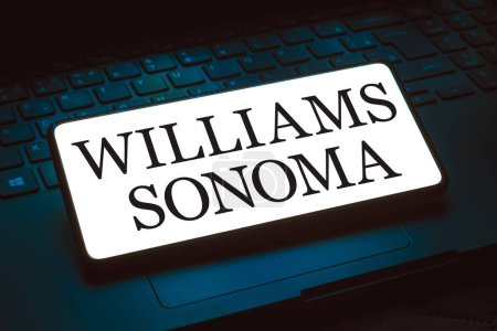 Foto de 1 de diciembre de 2023, Brasil. En esta ilustración fotográfica, el logotipo de Williams-Sonoma se muestra en la pantalla de un teléfono inteligente - Imagen libre de derechos
