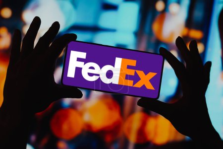 Foto de 1 de diciembre de 2023, Brasil. En esta ilustración fotográfica, el logotipo de FedEx se muestra en la pantalla de un teléfono inteligente - Imagen libre de derechos