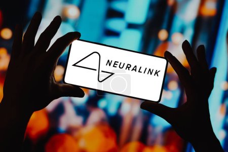 Foto de 1 de diciembre de 2023, Brasil. En esta ilustración fotográfica, el logotipo de Neuralink se muestra en la pantalla de un teléfono inteligente - Imagen libre de derechos