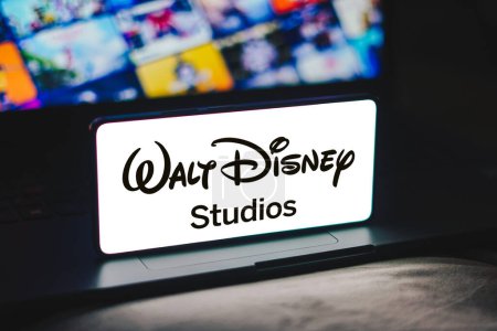 Foto de 5 de diciembre de 2023, Brasil. En esta ilustración fotográfica, el logotipo de Walt Disney Studios se muestra en la pantalla de un teléfono inteligente - Imagen libre de derechos