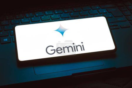 Foto de 6 de diciembre de 2023, Brasil. En esta ilustración fotográfica, el logotipo de Google Gemini se muestra en la pantalla de un teléfono inteligente. La herramienta fue lanzada por Google como su nuevo modelo de inteligencia artificial multimodal (IA) - Imagen libre de derechos